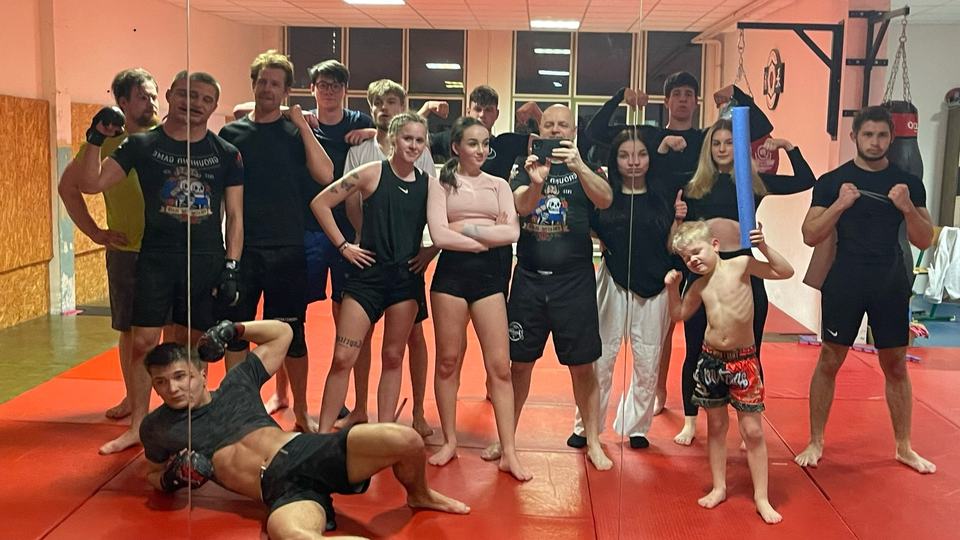 Group photo of the club on the mat